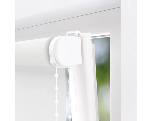 Detail bielej rolety s ovládacou retiazkou na okne