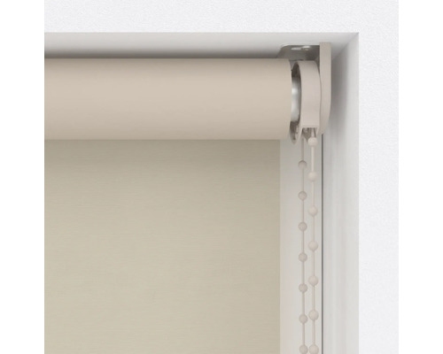 Béžová roleta s bočným ťahom v okennom ráme