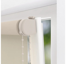 Detailný pohľad na roletu s retiazkovým ovládaním na okne