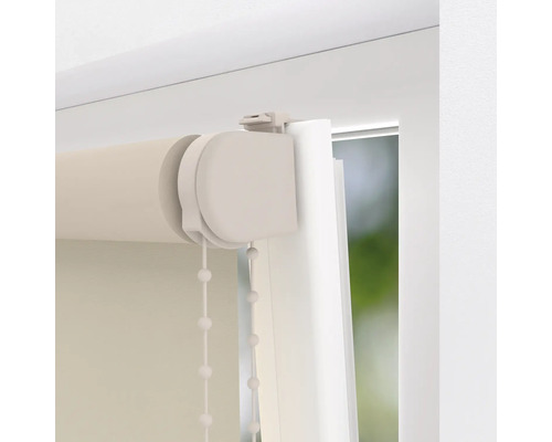 Detailný pohľad na roletu s retiazkovým ovládaním na okne