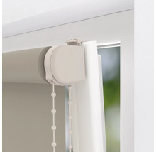 Detailný pohľad na roletu s ovládacou retiazkou pri okne