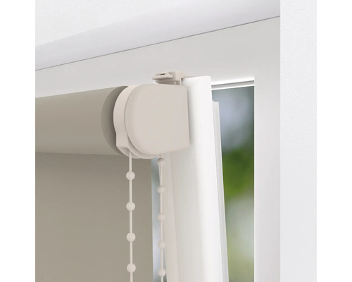 Detailný pohľad na roletu s ovládacou retiazkou pri okne