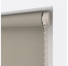 Vnútorná roleta pri okne s retiazkovým ovládaním