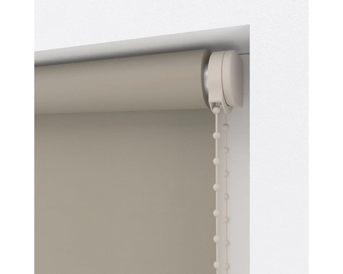 Vnútorná roleta pri okne s retiazkovým ovládaním