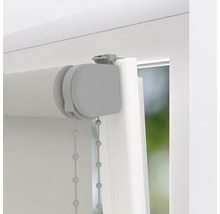 Detailný pohľad na roletu s retiazkovým ovládaním na okne