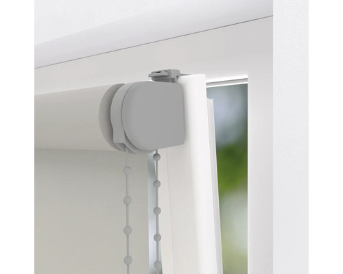 Detailný pohľad na roletu s retiazkovým ovládaním na okne