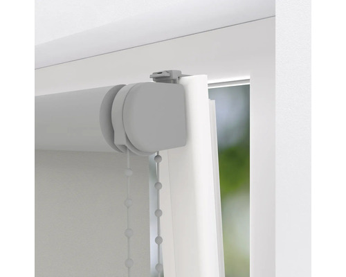 Detailný pohľad na roletu s reťazovým ovládaním na okne