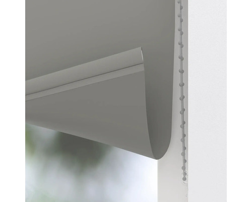 Sivá roleta s retiazkovým ovládaním na dekoráciu okien