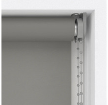 Sivá roleta s retiazkovým ovládaním v okennom ráme.