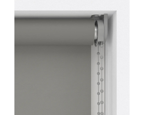Sivá roleta s retiazkovým ovládaním v okennom ráme.