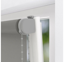 Sivá roleta na okne s retiazkovým ovládaním