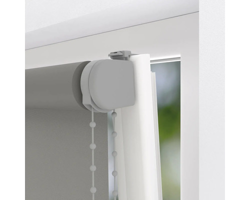 Sivá roleta na okne s retiazkovým ovládaním