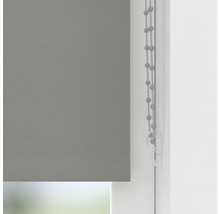 Sivá roleta s guľôčkovou retiazkou na okne