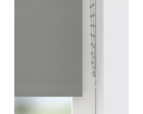 Sivá roleta s guľôčkovou retiazkou na okne