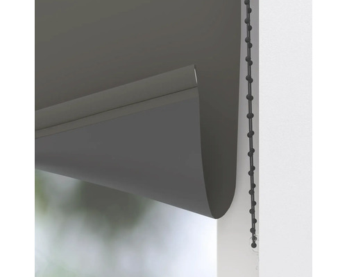 Sivá roleta s reťazovým ovládaním na dekoráciu okien