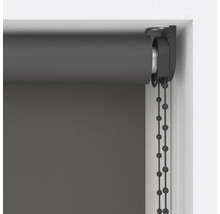 Sivá roleta s retiazkovým ovládaním na okne