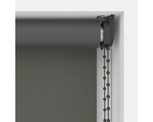 Sivá roleta s retiazkovým ovládaním na okne