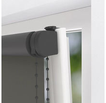 Sivá roleta s retiazkovým ovládaním na okne