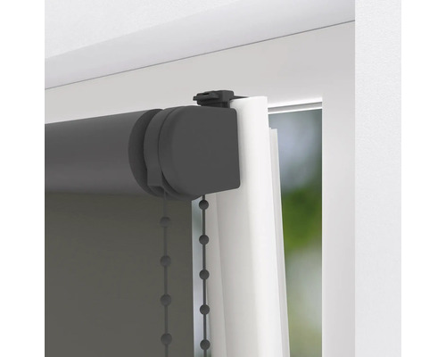 Sivá roleta s retiazkovým ovládaním na okne