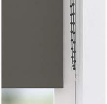 Pohľad zblízka na roletu ako dekoráciu okna