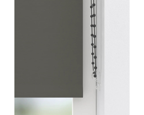 Pohľad zblízka na roletu ako dekoráciu okna