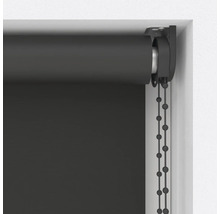 Roleta s retiazkovým ovládaním na okne
