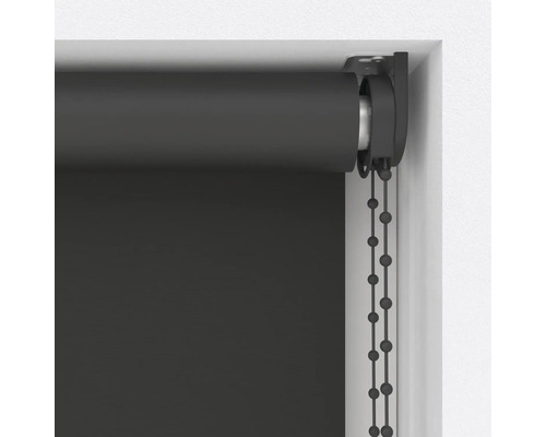 Roleta s retiazkovým ovládaním na okne