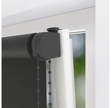 Detailný pohľad na sivú roletu s retiazkovým pohonom pri okne