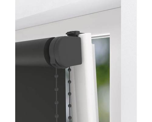 Detailný pohľad na sivú roletu s retiazkovým pohonom pri okne