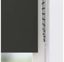 Tmavosivá roleta v okne s reťazovým ovládaním.