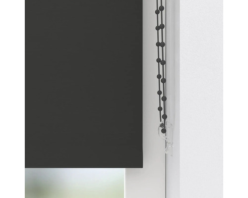 Tmavosivá roleta v okne s reťazovým ovládaním.
