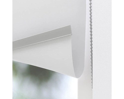 Biela okenná roleta s retiazkovým ovládaním na reguláciu svetla