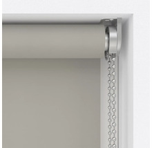 Detailný záber rolety s retiazkovým mechanizmom v ráme okna