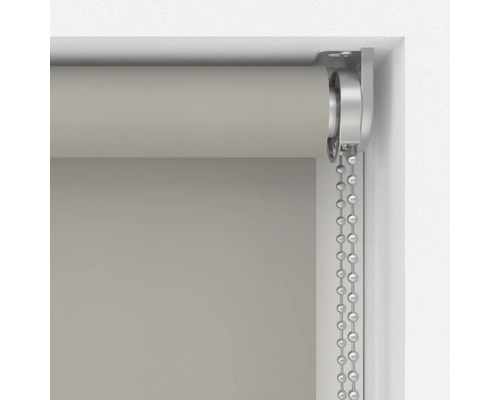 Detailný záber rolety s retiazkovým mechanizmom v ráme okna