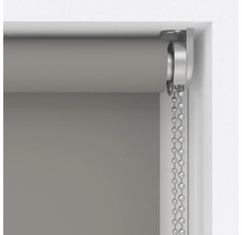 Sivá roleta s retiazkovým mechanizmom v okennom ráme
