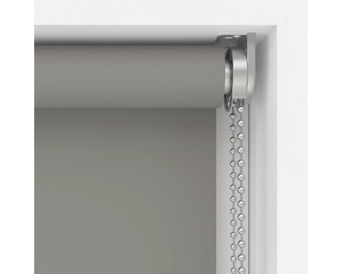 Sivá roleta s retiazkovým mechanizmom v okennom ráme