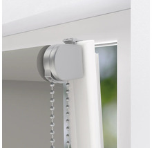 Detailný pohľad na roletu s retiazkovým ovládaním na okne