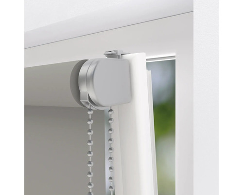 Detailný pohľad na roletu s retiazkovým ovládaním na okne