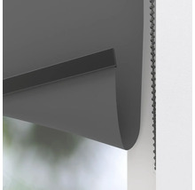 Detailný záber sivej rolety s retiazkovým ovládaním na dekoráciu okien