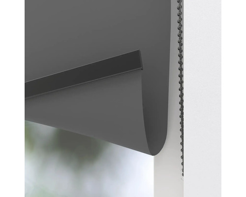 Detailný záber sivej rolety s retiazkovým ovládaním na dekoráciu okien