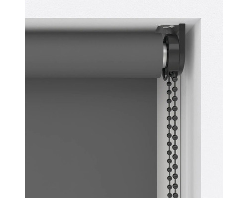 Detailný pohľad na sivú roletu s retiazkovým pohonom na okne