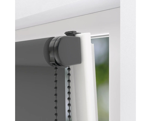 Detailný pohľad na roletu s retiazkovým ovládaním na dekoráciu okien