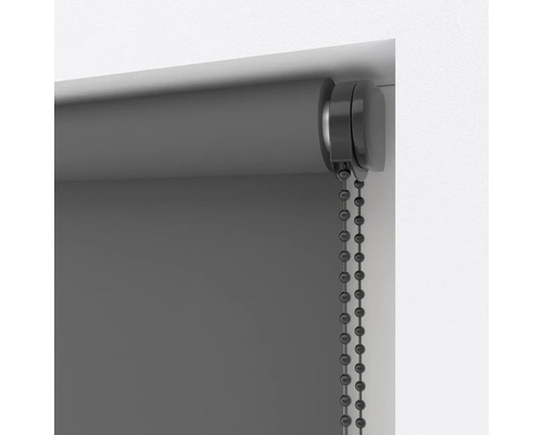 Sivá roleta s retiazkovým ovládaním na dekoráciu okien