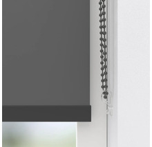 Sivá roleta s retiazkovým ovládaním pri okne