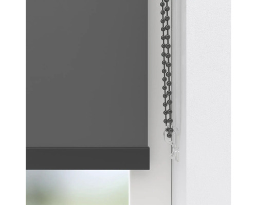 Sivá roleta s retiazkovým ovládaním pri okne