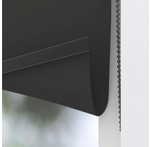 Detailný záber čiernej rolety s retiazkovým ovládaním na zatemnenie okien.