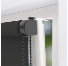 Detailný záber čiernej rolety na okne s retiazkovým ovládaním