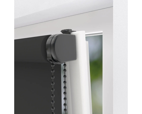 Detailný záber čiernej rolety na okne s retiazkovým ovládaním