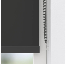 Detailný pohľad na roletu s reťazovým ovládaním na okne