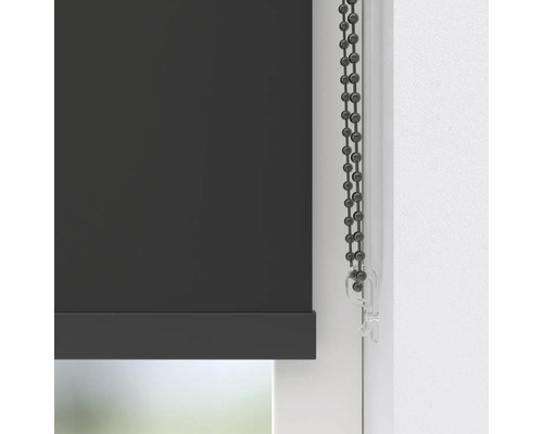 Detailný pohľad na roletu s reťazovým ovládaním na okne